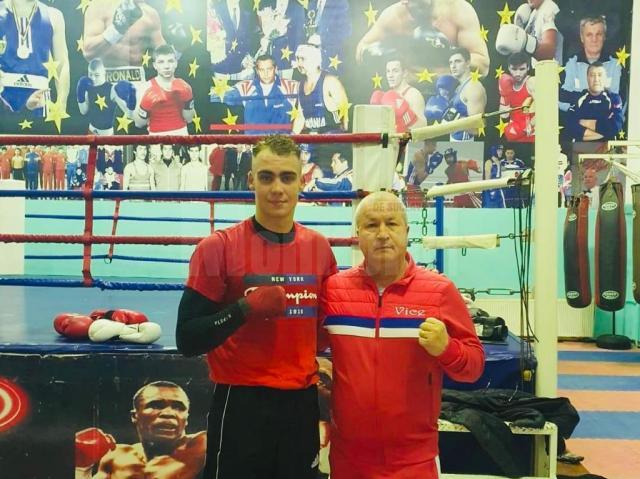 Campionul Răzvan Ciobanu alături de antrenorul Vasile Nistor