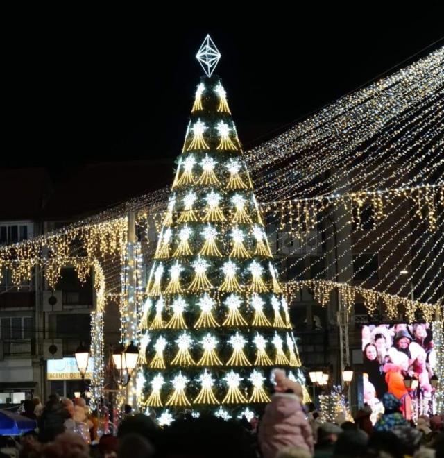 Cinci zile de spectacol cu colinde și cântece de iarnă la scena de lângă bradul din centrul Sucevei