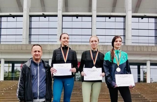 Antrenorul Silviu Casandra alături de cele mai bune trei atlete ale CSS Gura Humorului