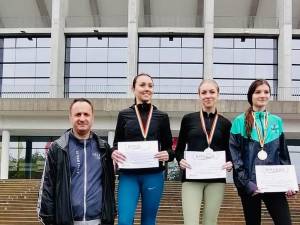 Antrenorul Silviu Casandra alături de cele mai bune trei atlete ale CSS Gura Humorului