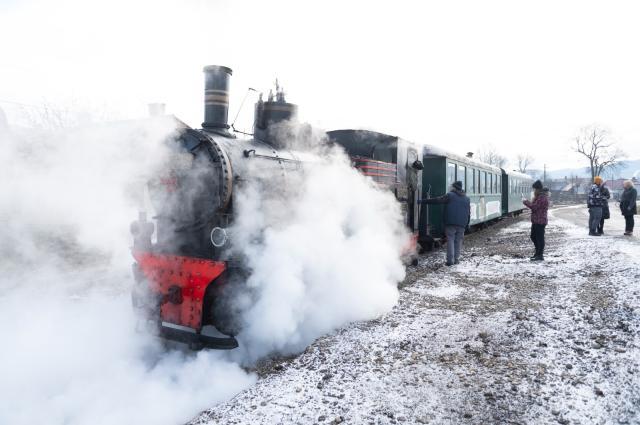 Mocănița Huţulca învăluită în aburii cazanului încins pe noua linie spre Mănăstirea Moldovița