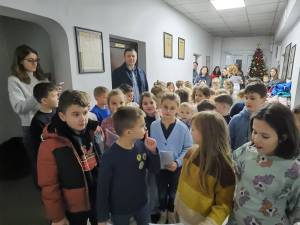 Cei 40 de colindători din clasele I B și II A, au pornit la acest demers din cadrul ”Școala altfel”, sub îndrumarea profesoarelor Laura -Nadia Dumbrăveanu, respectiv Adina Diaconiță