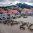 Pilot de legendă, survolând colegiul militar, la final de carieră