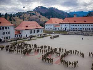 Pilot de legendă, survolând colegiul militar, la final de carieră