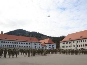 Pilot de legendă, survolând colegiul militar, la final de carieră