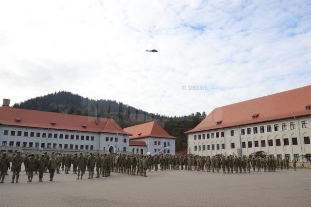 Pilot de legendă, survolând colegiul militar, la final de carieră