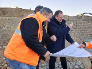 Președintele CJ Suceava a verificat lucrările de consolidare a ravenelor existente în apropierea Aeroportului „Ștefan cel Mare”