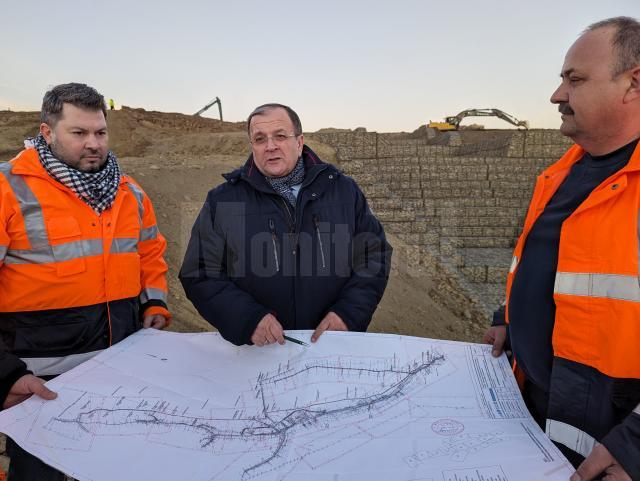 Președintele CJ Suceava a verificat lucrările de consolidare a ravenelor existente în apropierea Aeroportului „Ștefan cel Mare”