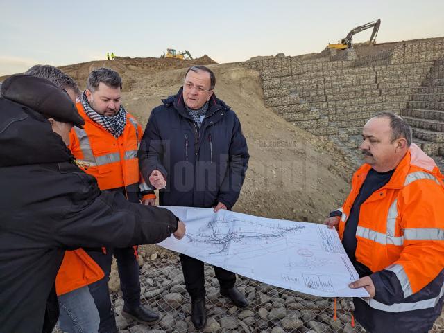 Președintele CJ Suceava a verificat lucrările de consolidare a ravenelor existente în apropierea Aeroportului „Ștefan cel Mare”