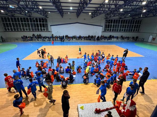 Cupa ”Moș Crăciun” la fotbal a adunat 60 de echipe la start, iar premierea a avut loc în sala de sport din Ipotești