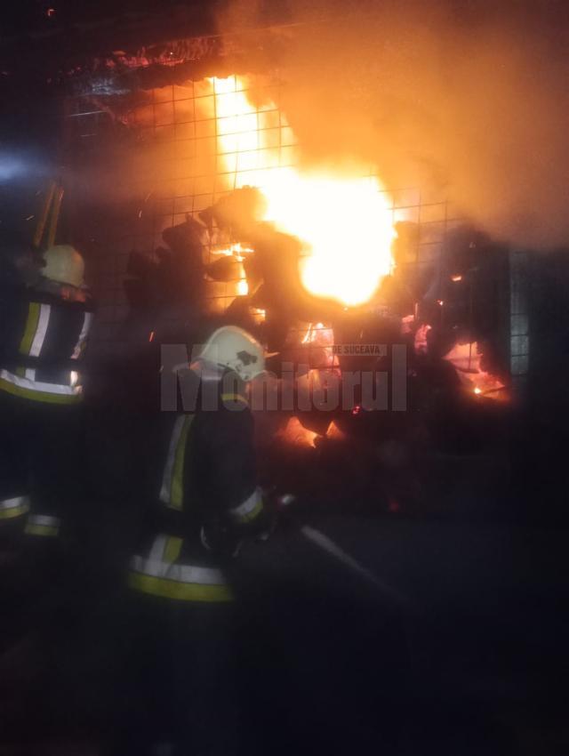 Pompierii s-au luptat cu succes pentru a salva o școală după ce un incendiu a izbucnit în clădirea centralei