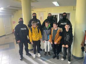 Poliția a împodobit ”Bradul Prevenirii”, cu globuri cu simboluri QR cu mesaje pentru tineri