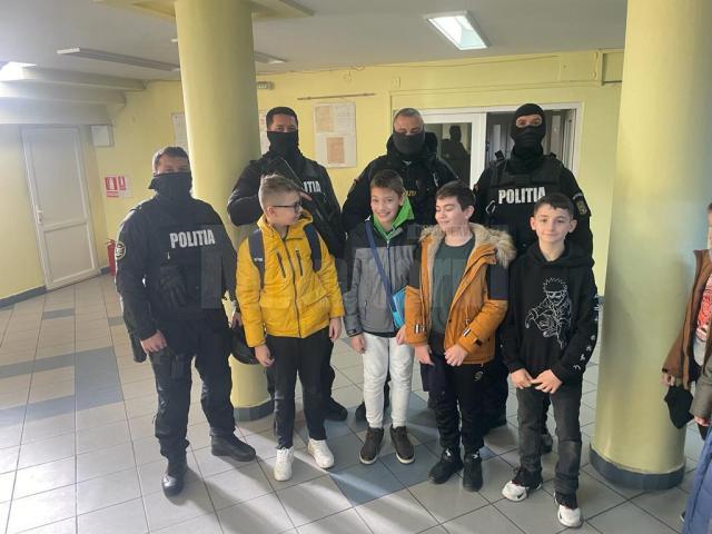 Poliția a împodobit ”Bradul Prevenirii”, cu globuri cu simboluri QR cu mesaje pentru tineri