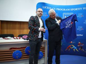 Directorul Ciprian Anton îi dăruiește un tricou personalizat edilului Ion Lungu
