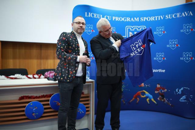 Directorul Ciprian Anton îi dăruiește un tricou personalizat edilului Ion Lungu