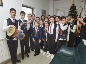 Talentații membri ai Grupului vocal instrumental Suha, de la Școala nr. 2 Mălini, cu colinda la redacția Monitorul de Suceava