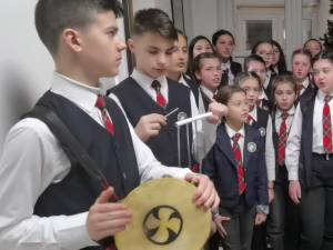 Talentații membri ai Grupului vocal instrumental Suha, de la Școala nr. 2 Mălini, cu colinda la redacția Monitorul de Suceava