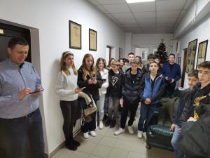 Elevii clasei a VII-a B de la Liceul Teoretic Filadelfia, cu colinda la Monitorul de Suceava