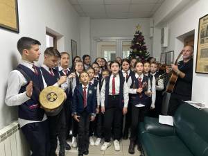 Talentații membri ai Grupului vocal instrumental Suha, de la Școala Nr. 2 Mălini, cu colinda la redacția Monitorul de Suceava