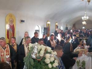 O mulțime de credincioși au ținut să-i aducă un ultim omagiu preotului Ionuț Silvestru Țurcă