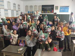 Moș Crăciun a ajuns la toți cei 410 de preșcolari și elevi din comuna Vatra Moldoviței