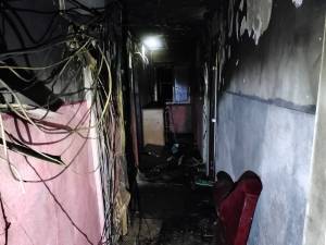 Un bărbat a ajuns la spital și alte 70 de persoane au fugit pentru a se salva, după un incendiu care a distrus o garsonieră