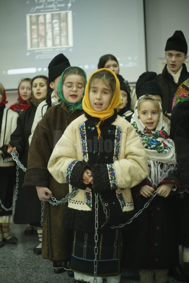 Concert de colinde și expoziție de grafică, la Biblioteca Fălticeni