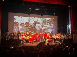 „Povești de prietenie - ROUA”, spectacol în care copii din Suceava și copii din Ucraina au creat magie în fața unui public numeros