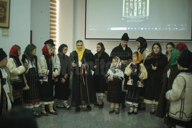 Concert de colinde și expoziție de grafică, la Biblioteca Fălticeni