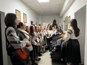 Corul Asociației Tinerilor Ortodocși Suceveni a colindat vineri redacția Monitorului de Suceava, vestind Nașterea Domnului