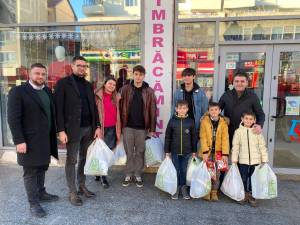Tinerii PSD Suceava și deputatul Gheorghe Șoldan au oferit haine de iarnă și alimente pentru cinci frați din Moara crescuți doar de tată