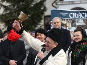 Flutur i-a urat pe suceveni la parada obiceiurilor de iarnă: „Cât mai este Bucovina / Cât de Paști vine lumina / Cât sunt urători, vă spun / Că suntem pe drumul bun”