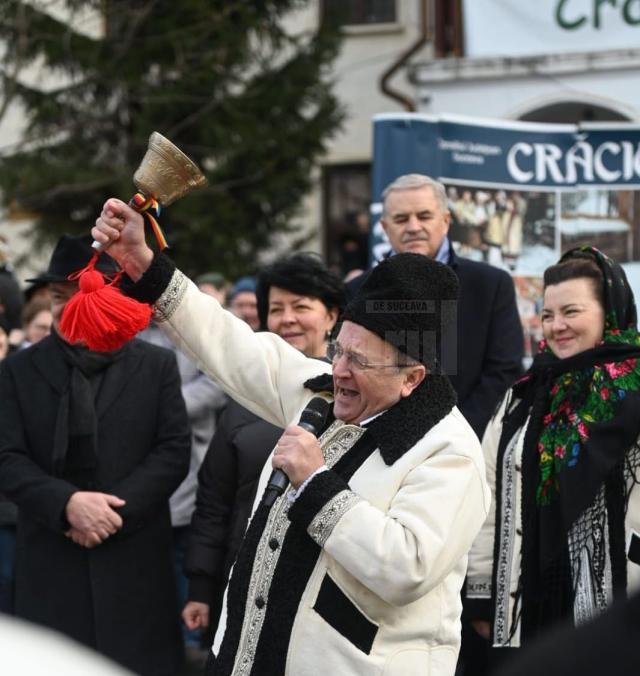 Flutur i-a urat pe suceveni la parada obiceiurilor de iarnă: „Cât mai este Bucovina / Cât de Paști vine lumina / Cât sunt urători, vă spun / Că suntem pe drumul bun”