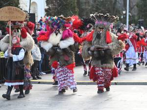 Mii de suceveni au participat la Suceava la cel mai mare festival internațional al obiceiurilor de iarnă