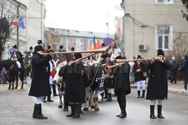 Mii de suceveni au participat la Suceava la cel mai mare festival internațional al obiceiurilor de iarnă