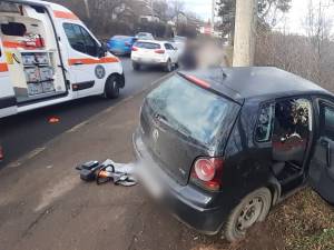 Tânăra de 19 ani a fost rănită grav după ce a intrat violent cu un VW Golf într-un stâlp, pe Calea Unirii