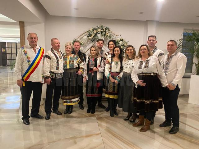 Câteva sute de gospodari vechi și noi din comuna Șcheia au venit îmbrăcați în costume populare pentru a participa la balul organizat de liberalul Alin Rusu