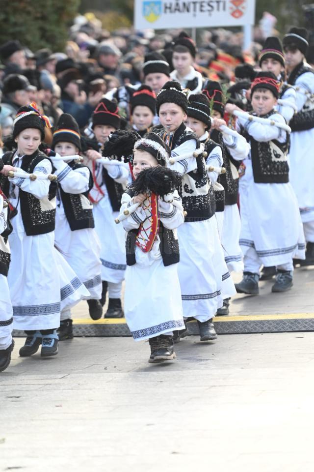 Fiecare trupă a susținut un scurt spectacol de obiceiuri de iarnă