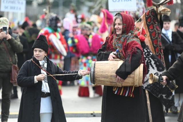 Fiecare trupă a susținut un scurt spectacol de obiceiuri de iarnă