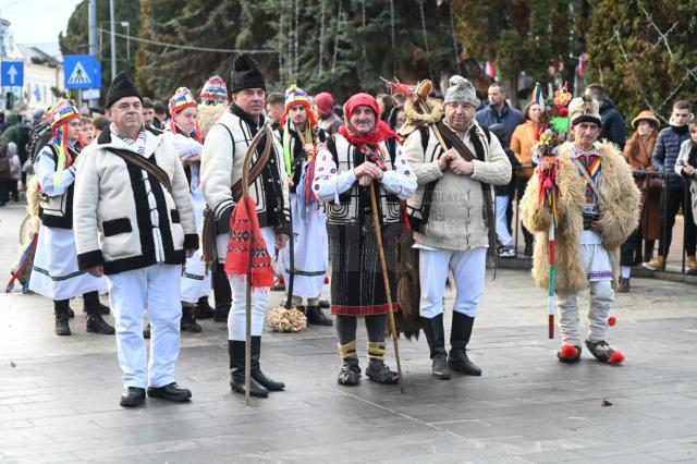 Fiecare trupă a susținut un scurt spectacol de obiceiuri de iarnă