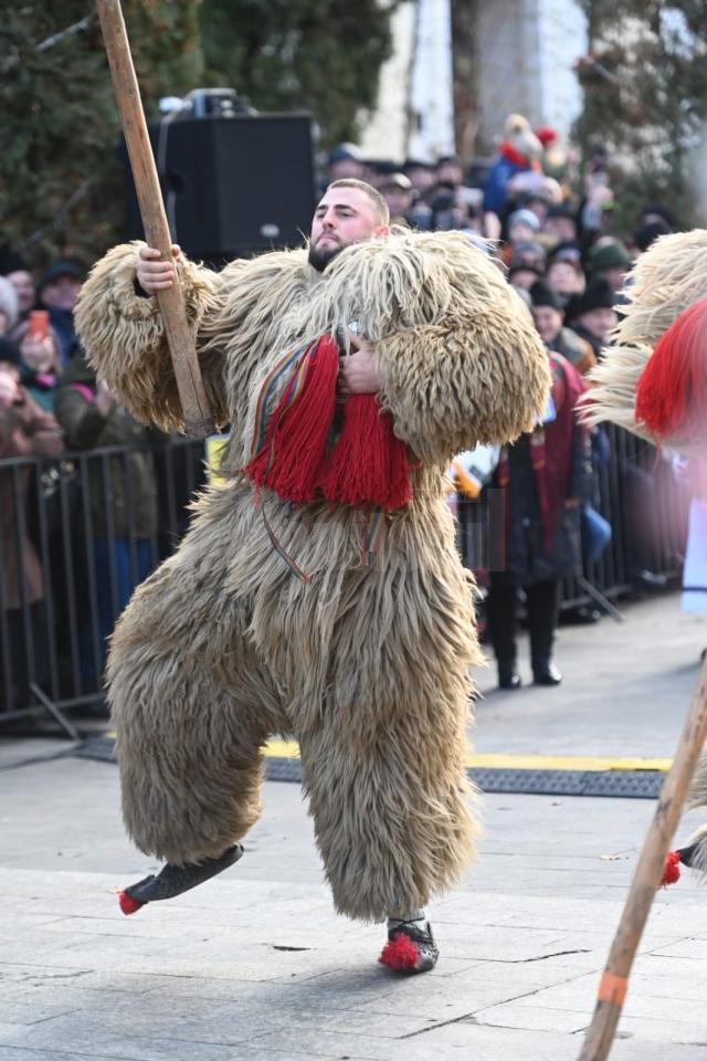 Fiecare trupă a susținut un scurt spectacol de obiceiuri de iarnă