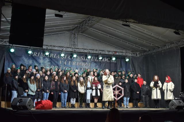 Înainte de venirea lui Moș Crăciun, locuitorii din Liteni s-au bucurat de un frumos spectacol de colinde