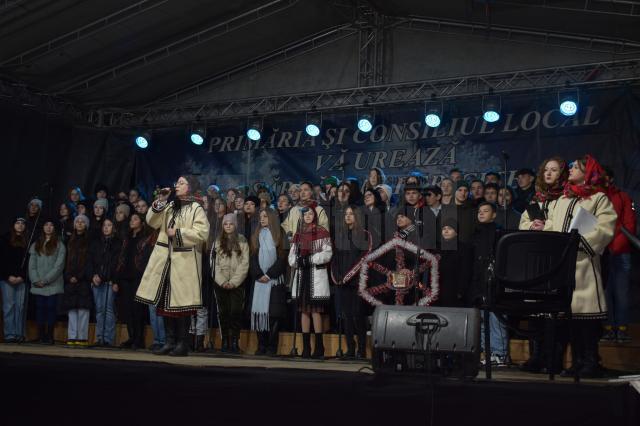 Înainte de venirea lui Moș Crăciun, locuitorii din Liteni s-au bucurat de un frumos spectacol de colinde