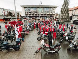 Parada motocicliștilor transformați în Moș Crăciun, încheiată pe esplanada Casei de Cultură Suceava