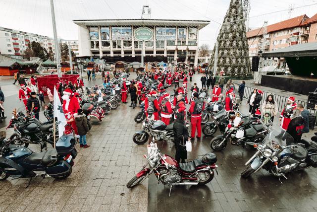 Parada motocicliștilor transformați în Moș Crăciun, încheiată pe esplanada Casei de Cultură Suceava