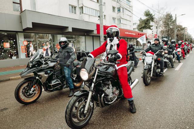 Parada motocicliștilor transformați în Moș Crăciun, încheiată pe esplanada Casei de Cultură Suceava