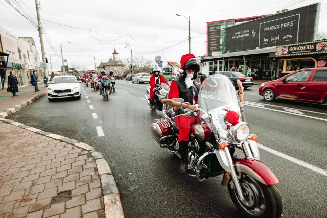 Parada motocicliștilor transformați în Moș Crăciun, încheiată pe esplanada Casei de Cultură Suceava