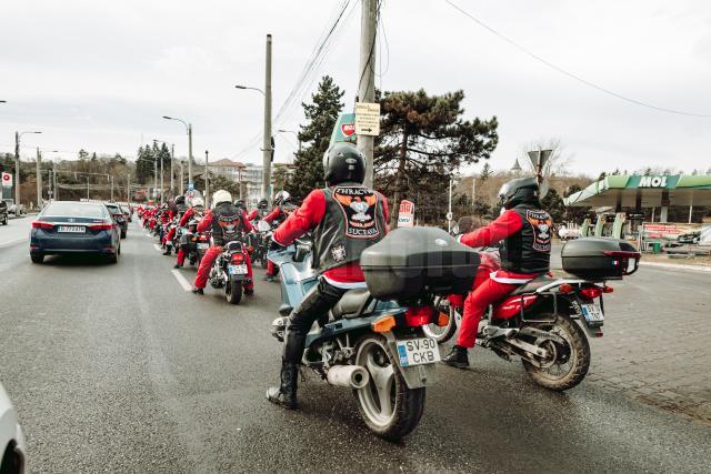 Parada motocicliștilor transformați în Moș Crăciun, încheiată pe esplanada Casei de Cultură Suceava