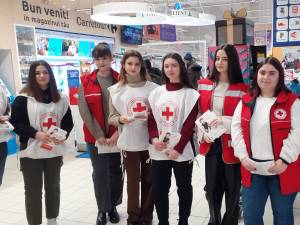 Voluntarii Crucea Roșie Suceava, împreună cu Carrefour, au colectat și distribuit pachete alimentare pentru aproximativ 150 de familii care au o situație financiară precară