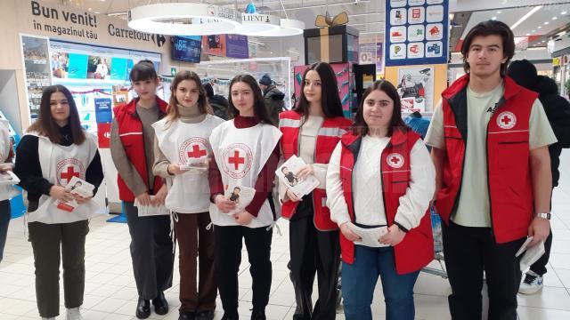 Voluntarii Crucea Roșie Suceava, împreună cu Carrefour, au colectat și distribuit pachete alimentare pentru aproximativ 150 de familii care au o situație financiară precară